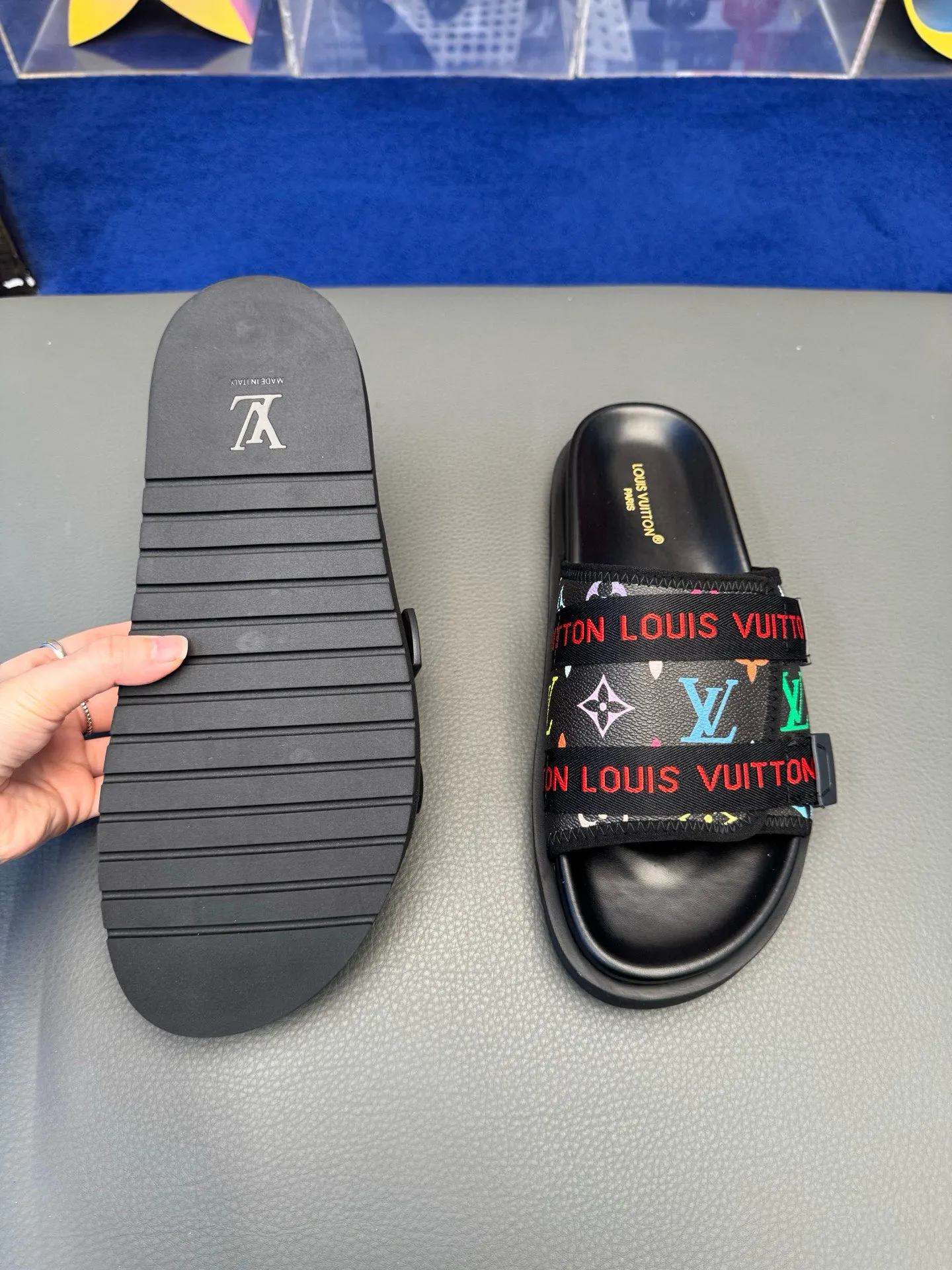 [L Home] P: 340💰Size: 38-45 Top purchasing lv men's summer slippers, classic presbyopia with soft real leather lining, unique color splicing effect, distinctive personality, fashionable and trendy essential style, light and comfortable. Lightweight and tough rubber insole, micro ridged foam outsole, super comfortable!